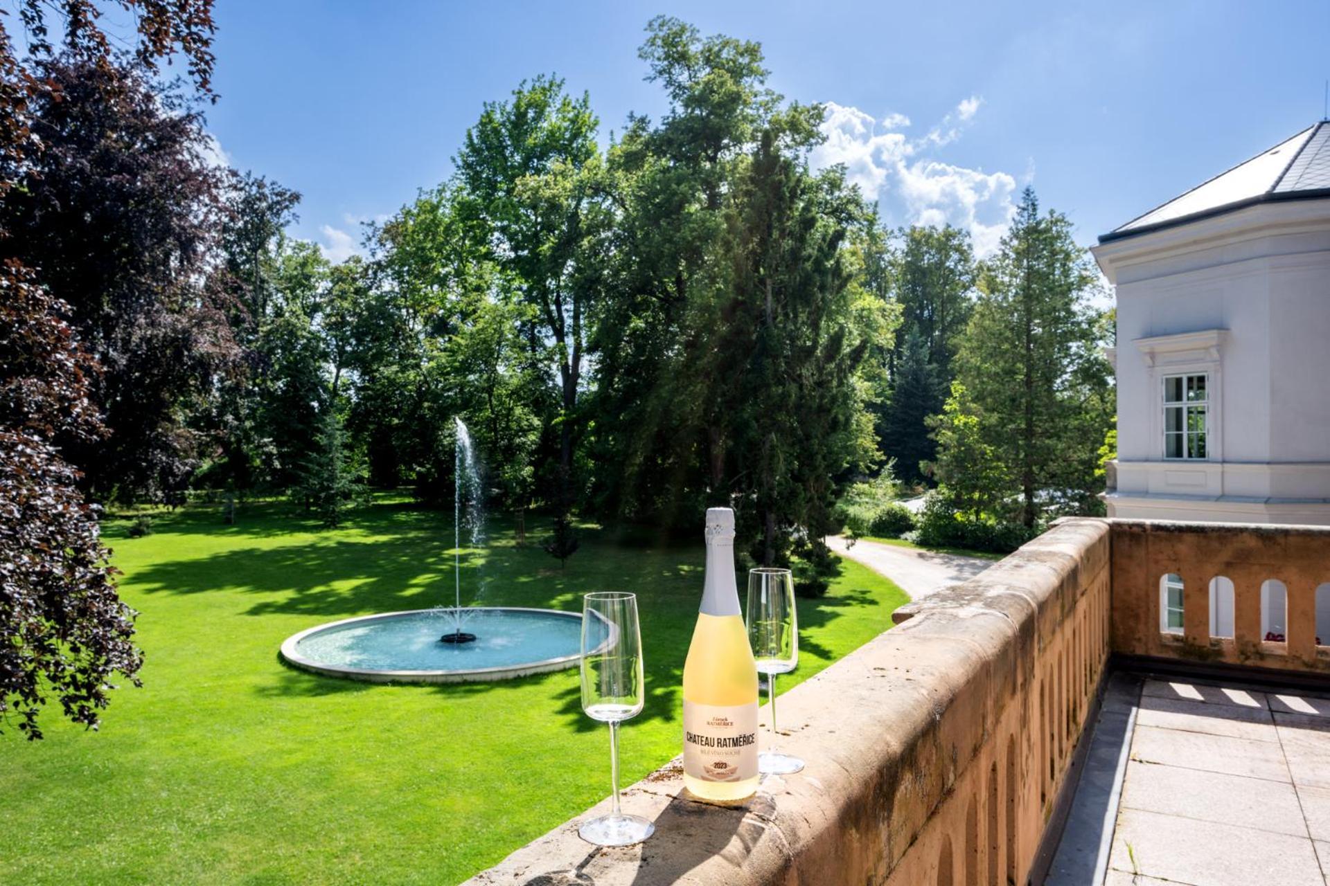 Zamek Ratmerice - Hotel & Resort Exterior photo
